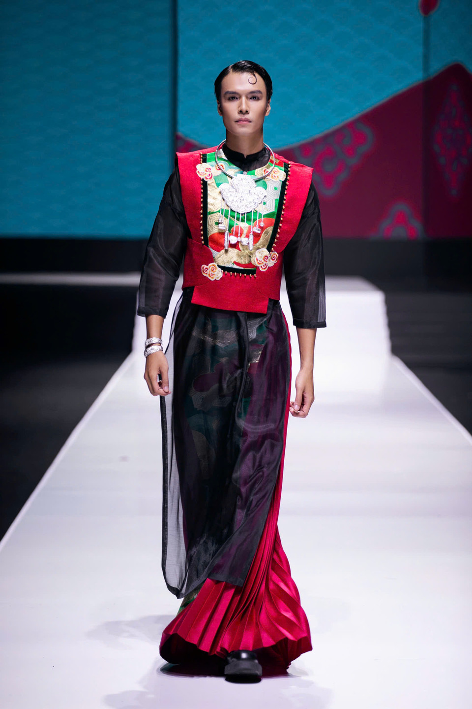 Khoác trên mình bộ áo dài gam màu đỏ đen, kết hợp giữa hoa văn truyền thống và chi tiết hiện đại, màn tái hiện văn hóa thờ Mẫu của Mister Vietnam 2024 Nguyễn Mạnh Lân đã tạo nên một trải nghiệm đầy màu sắc và chiều sâu, đưa khán giả như hòa mình vào dòng chảy văn hóa huyền bí. (Ảnh: PV/Vietnam+)