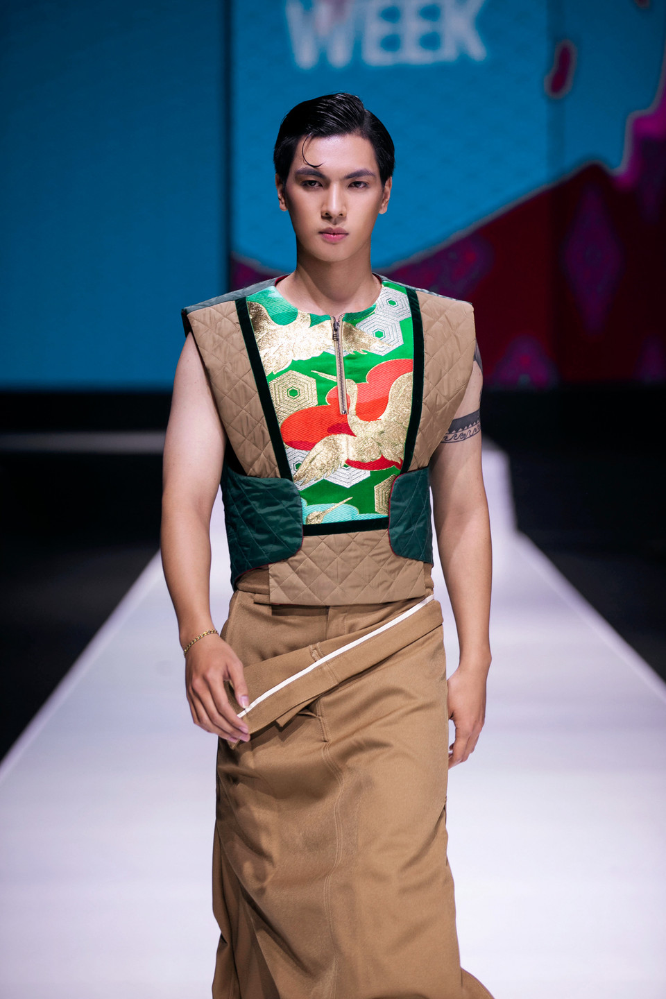 Vốn đề cao các chất liệu truyền thống, Cao Minh Tiến luôn đau đáu câu hỏi làm thế nào để đưa bản sắc văn hóa Việt hội nhập với dòng chảy thời trang thế giới và quảng bá văn hóa dân tộc đến gần hơn với giới trẻ cũng như cuộc sống thường ngày. Chấp niệm này trở thành nguồn cảm hứng sáng tạo cho anh trong lần quay trở lại sàn diễn Tuần lễ Thời trang Quốc tế Việt Nam Thu Đông 2024. (Ảnh: PV/Vietnam+)