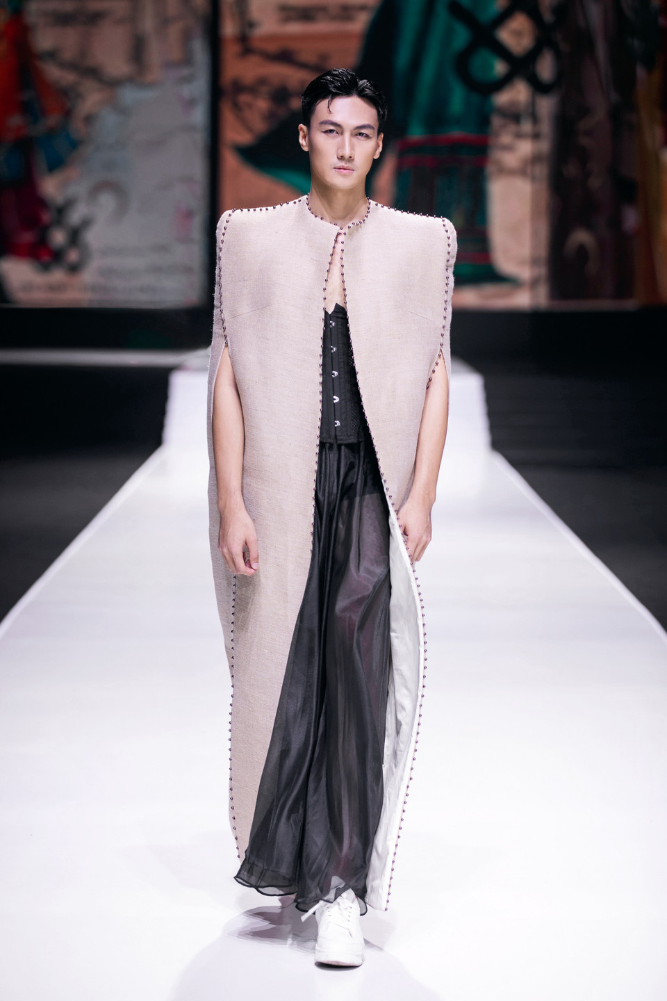 Các trang phục với gam màu nâu be, trắng, điểm xuyết sắc đỏ như những trang nhật ký sống động, ghi lại từng bước nhỏ trong quá trình sáng tạo từ những ý tưởng phác thảo trang phục. (Ảnh: PV/Vietnam+)