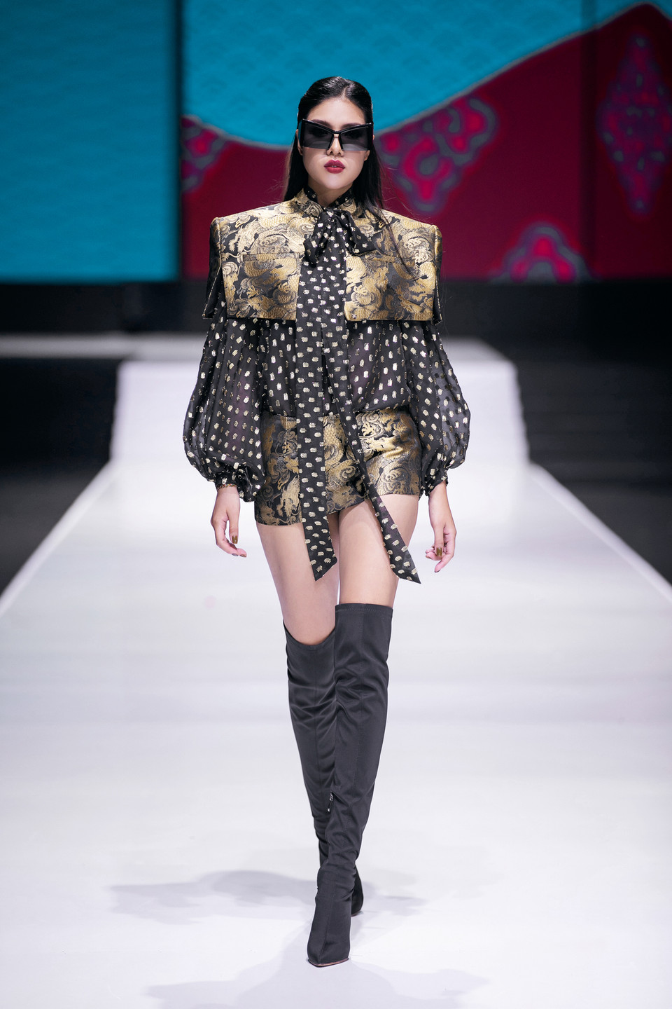 Một thiết kế trong bộ sưu tập "Đủng đỉnh" của Cao Minh Tiến. (Ảnh: PV/Vietnam+)