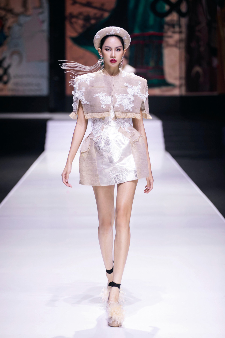 Một thiết kế trong bộ sưu tập "Đủng đỉnh" của Cao Minh Tiến. (Ảnh: PV/Vietnam+)