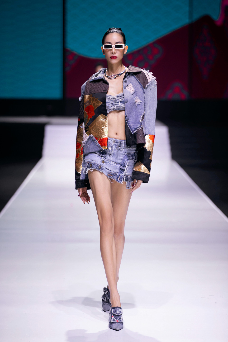 Một thiết kế trong bộ sưu tập "Đủng đỉnh" của Cao Minh Tiến. (Ảnh: PV/Vietnam+)