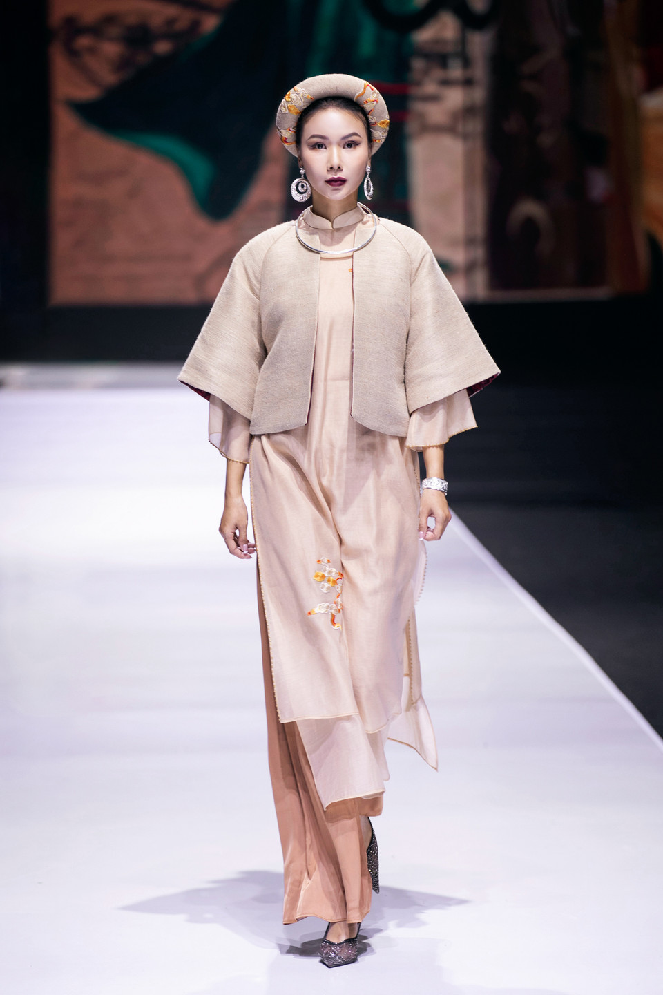 Một thiết kế trong bộ sưu tập "Đủng đỉnh" của Cao Minh Tiến. (Ảnh: PV/Vietnam+)