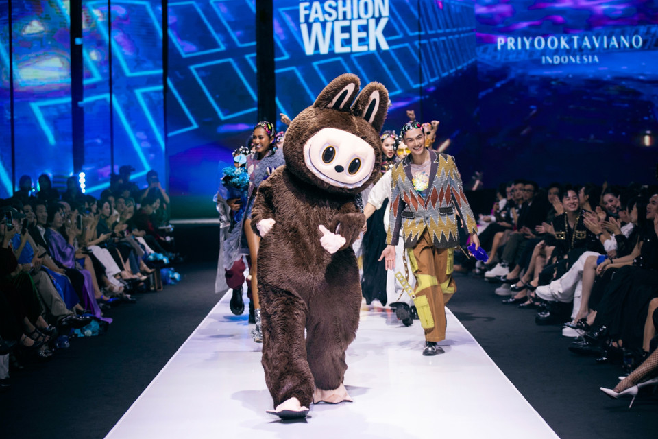 Màn xuất hiện bất ngờ và nhí nhảnh của Labubu trên sàn runway mang đến sự thú vị cho show diễn. (Ảnh: PV/Vietnam+)