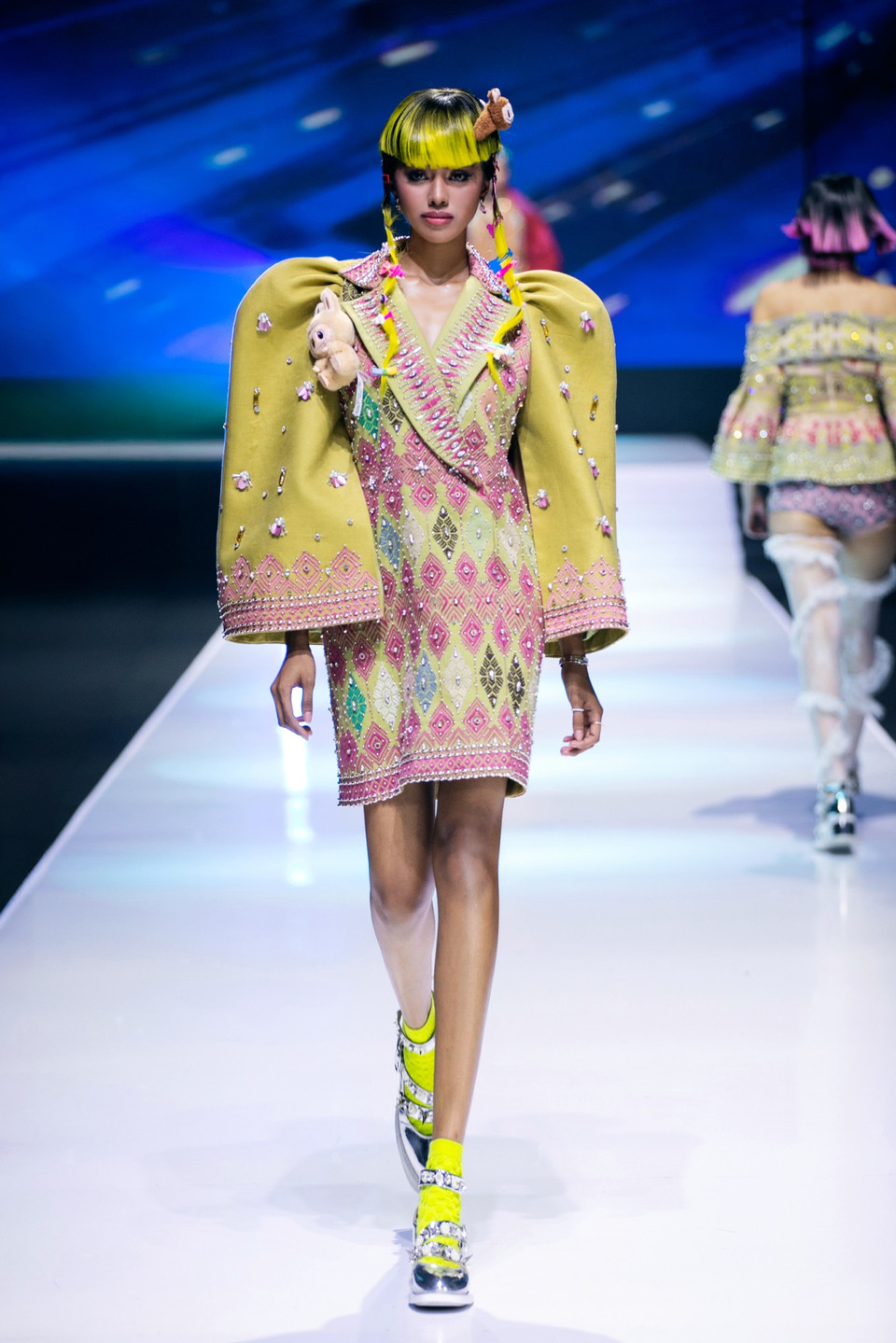 Trở lại tuần thời trang lần này, nhà thiết kế Priyo Oktaviano đã trình làng loạt thiết kế ấn tượng, đi kèm những câu chuyện sâu sắc và ý nghĩa. (Ảnh: PV/Vietnam+)