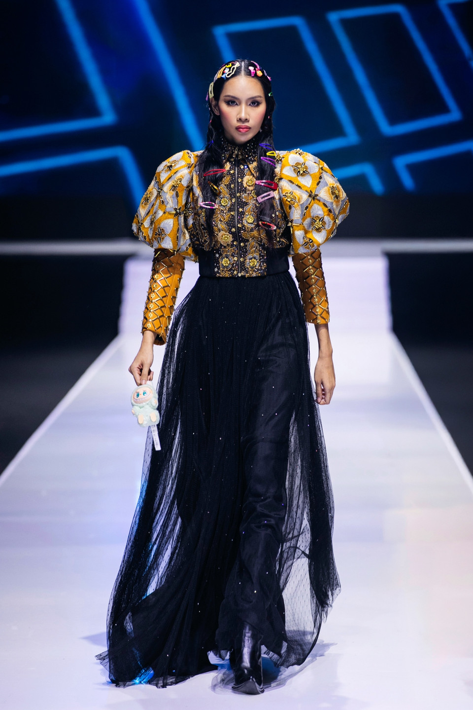 “Sasak Fuse” được giới mộ điệu đánh giá không chỉ là bộ sưu tập thời trang mà còn là một phần của hành trình gìn giữ và phát triển di sản văn hóa Indonesia của nhà thiết kế Priyo Oktaviano. (Ảnh: PV/Vietnam+)