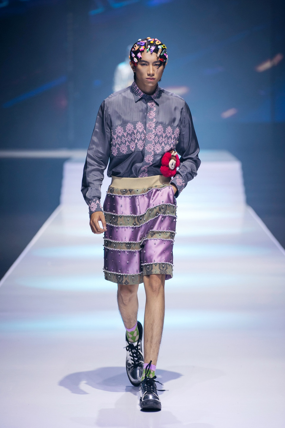 Một thiết kế trong bộ sưu tập “Sasak Fuse” nhà thiết kế Priyo Oktaviano. (Ảnh: PV/Vietnam+)