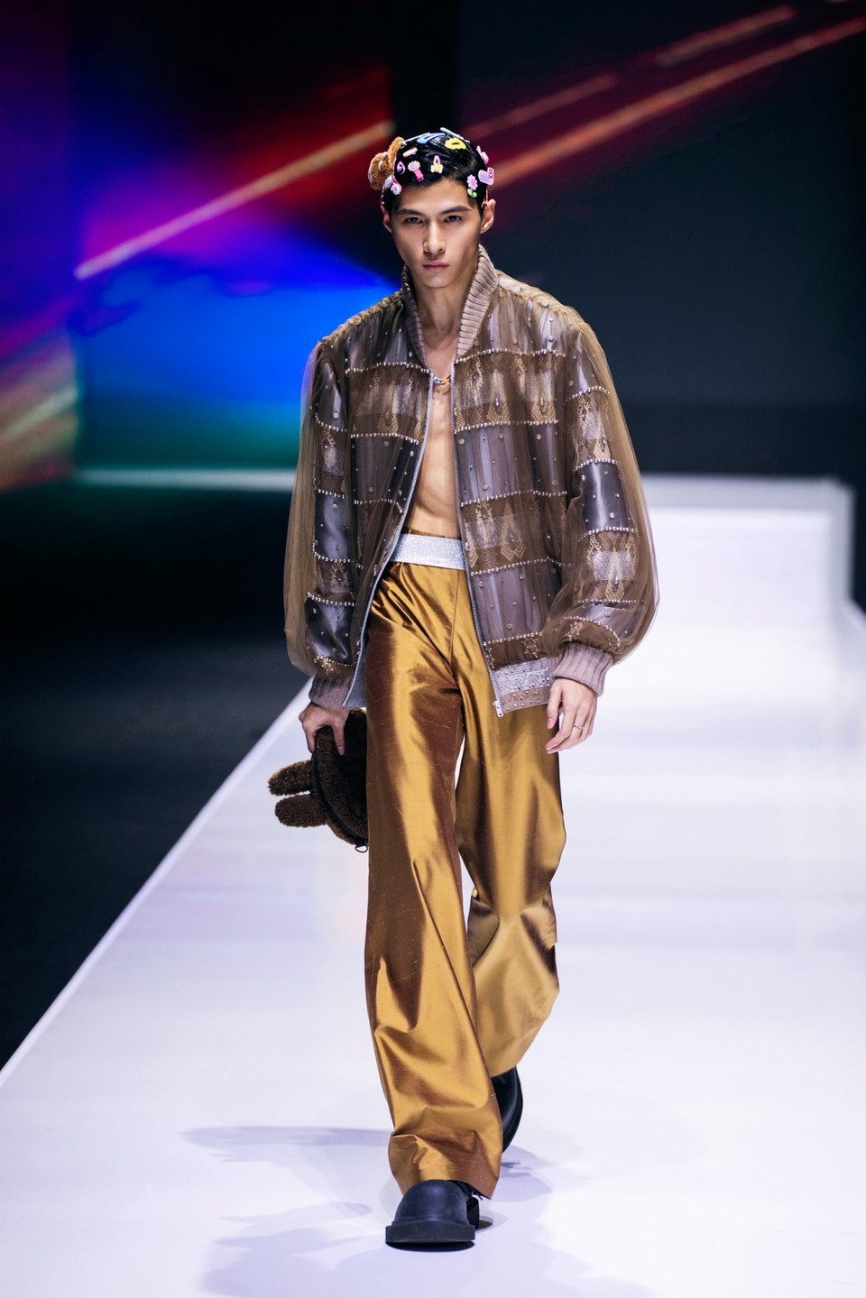 Một thiết kế trong bộ sưu tập “Sasak Fuse” nhà thiết kế Priyo Oktaviano. (Ảnh: PV/Vietnam+)