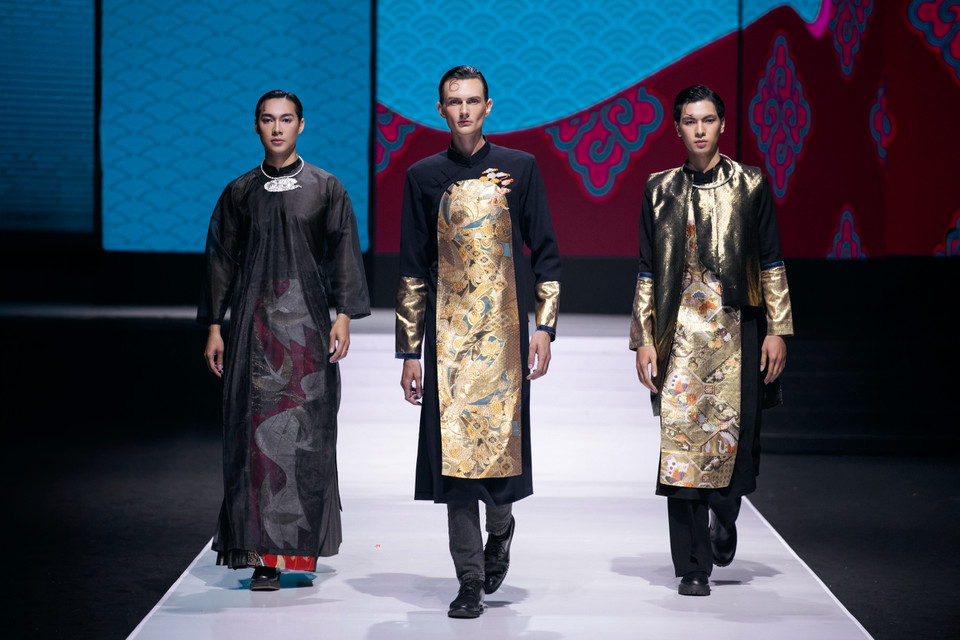 Việc khai thác loại vải Obi dệt thủ công, từng sợi đều được chăm chút tỉ mỉ và mỗi tấm vải là một “tác phẩm độc bản” đã giúp bộ sưu tập tái hiện được vẻ đẹp truyền thống qua lăng kính thời trang, đưa người xem vào hành trình giao thoa Đông - Tây. (Ảnh: PV/Vietnam+)