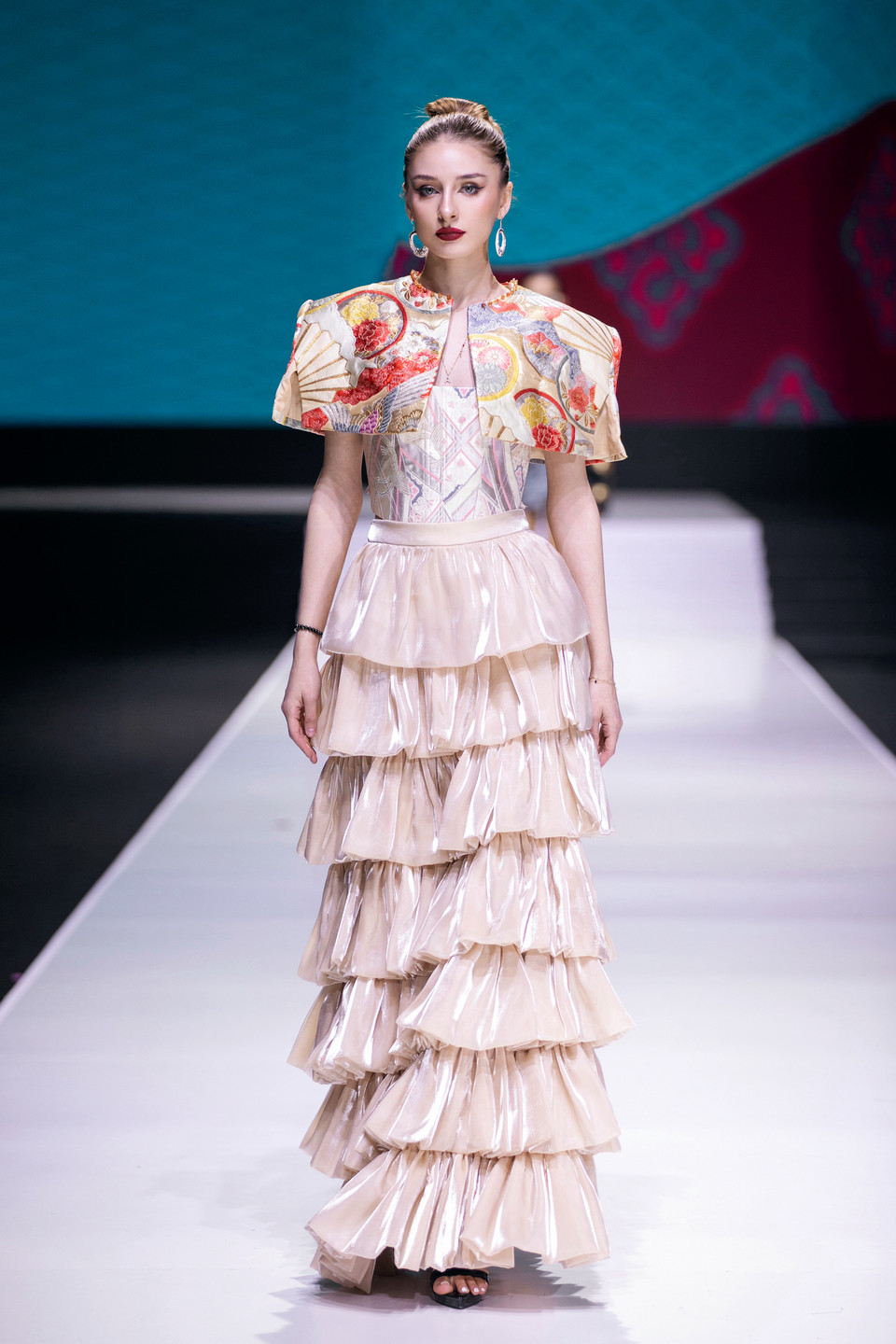 Một thiết kế trong bộ sưu tập "Đủng đỉnh" của Cao Minh Tiến. (Ảnh: PV/Vietnam+)