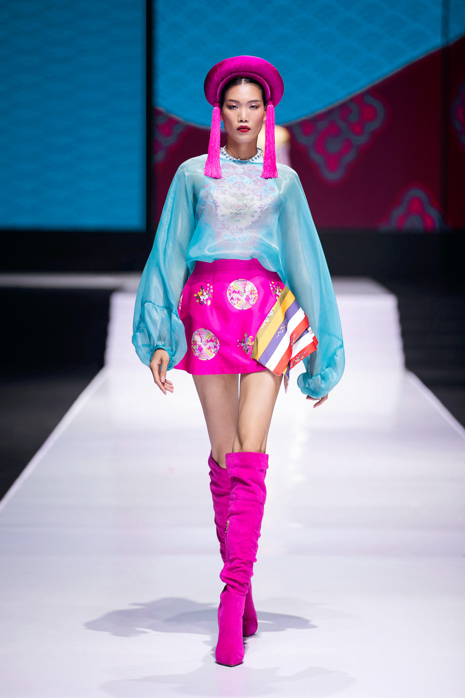 Mỗi thiết kế là một bản hòa ca vừa trang trọng, vừa phóng khoáng, đồng điệu với ý niệm về sự “đủng đỉnh,” thong dong, chậm rãi trong từng đường nét sáng tạo. (Ảnh: PV/Vietnam+)