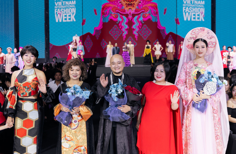 Với bộ sưu tập này, sự phối hợp tinh tế giữa trang phục, phụ kiện và trình diễn đã mang đến trải nghiệm trọn vẹn, hơn cả thẩm mỹ đơn thuần, góp phần nâng thời trang lên thành một hình thức nghệ thuật. (Ảnh: PV/Vietnam+)