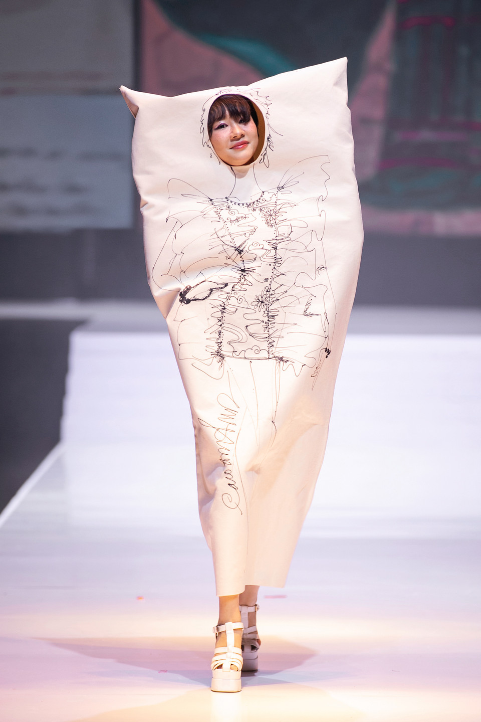 Ở phần một của bộ sưu tập, nhà thiết kế đã bộc bạch với khán giả về hành trình chắt lọc công phu những phác thảo ban đầu cho đến thành phẩm cuối cùng. (Ảnh: PV/Vietnam+)