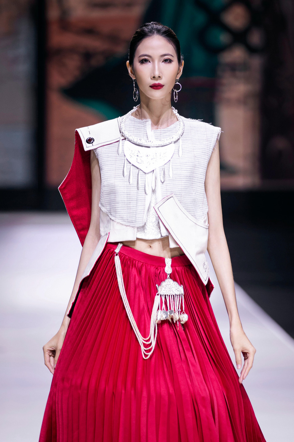 Từ các đường phác thảo nguệch ngoạc, những bản rập cắt may, từng mảnh vải được sắp xếp, gắn kết với nhau để dần thành hình. (Ảnh: PV/Vietnam+)