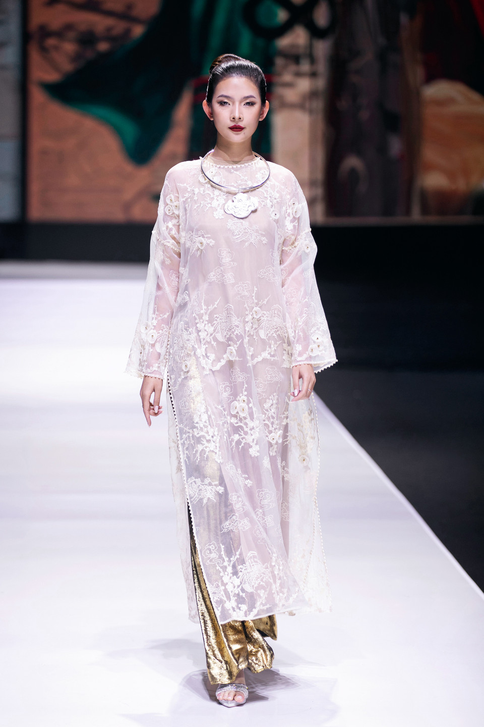 Với “Đủng đỉnh,” Cao Minh Tiến đã khéo léo dựng lên một “sân khấu văn hóa” trên sàn runway. (Ảnh: PV/Vietnam+)