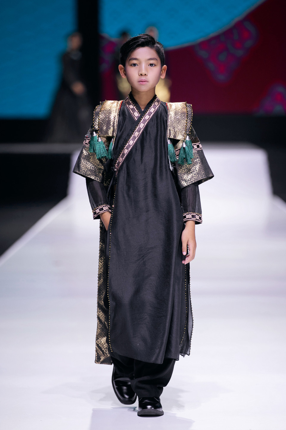 Phần trình diễn thứ hai, bộ sưu tập trở về với những nét đặc trưng của Cao Minh Tiến, “lăng-xê” chất liệu dân gian Việt Nam. (Ảnh: PV/Vietnam+)