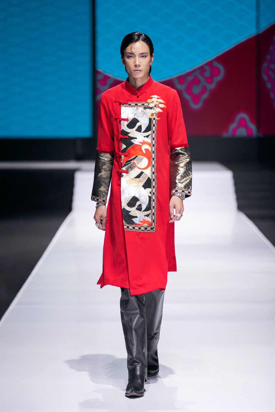 Có thể nói, Cao Minh Tiến đã khéo léo mượn ngôn ngữ thời trang để kể câu chuyện của “Đủng đỉnh” với hai phần riêng biệt. (Ảnh: PV/Vietnam+)