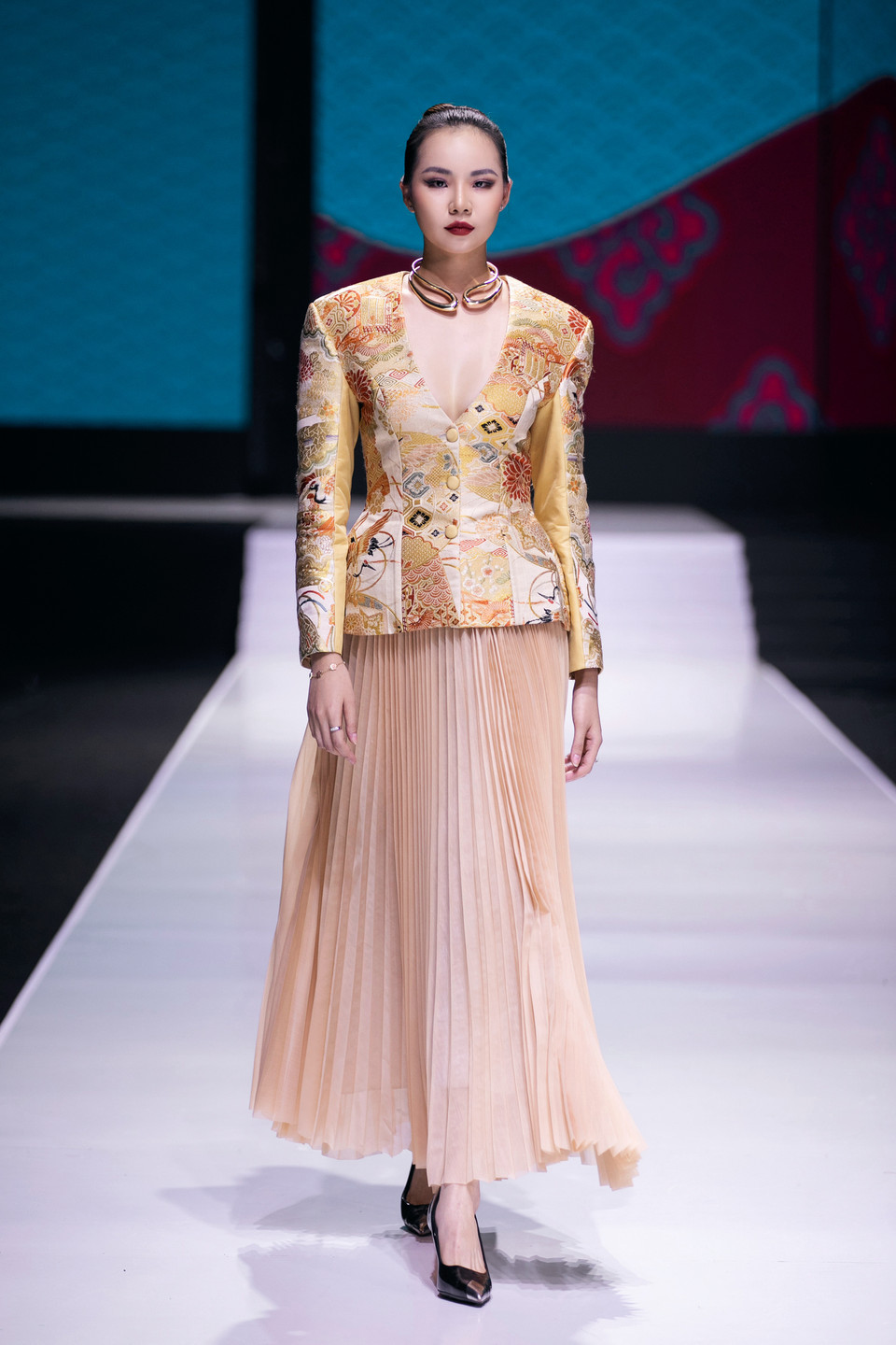 Một thiết kế trong bộ sưu tập "Đủng đỉnh" của Cao Minh Tiến. (Ảnh: PV/Vietnam+)