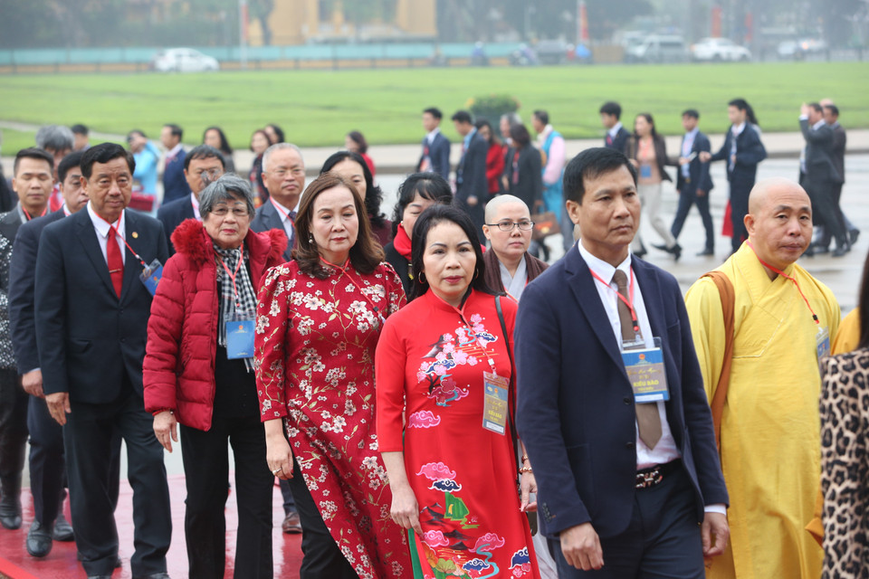Đoàn kiều bào tiêu biểu dự chương trình 'Xuân quê hương' đặt vòng hoa và vào Lăng viếng Chủ tịch Hồ Chí Minh. (Ảnh: Dương Giang/TTXVN)