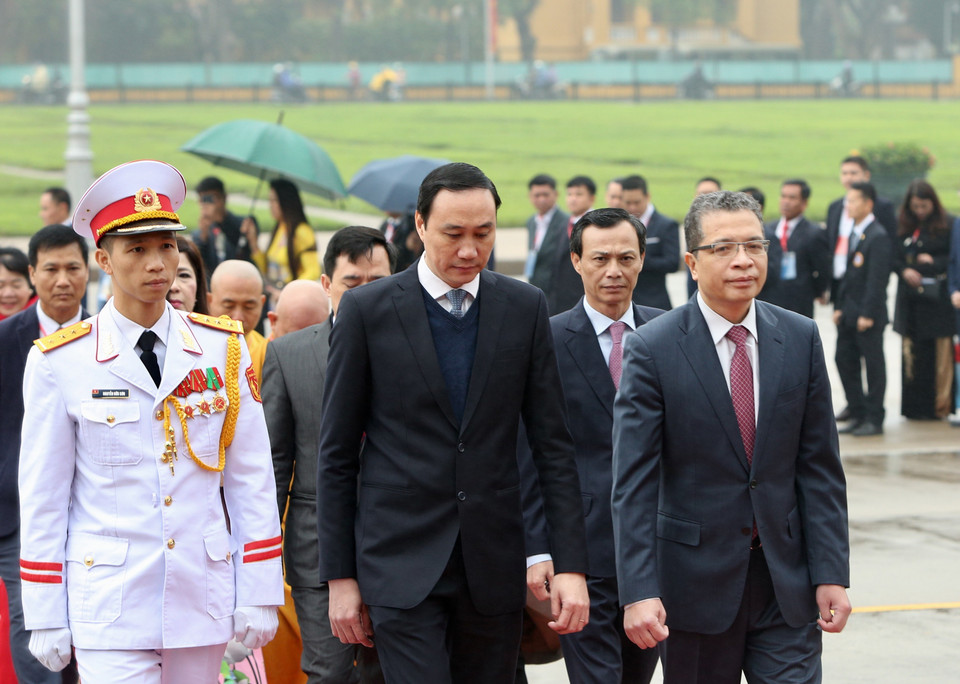 Đoàn kiều bào tiêu biểu dự chương trình 'Xuân quê hương' đặt vòng hoa và vào Lăng viếng Chủ tịch Hồ Chí Minh. (Ảnh: Dương Giang/TTXVN)
