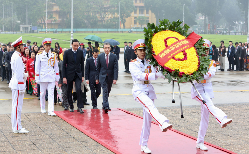 Đoàn kiều bào tiêu biểu dự chương trình 'Xuân quê hương' đặt vòng hoa và vào Lăng viếng Chủ tịch Hồ Chí Minh. (Ảnh: Dương Giang/TTXVN)