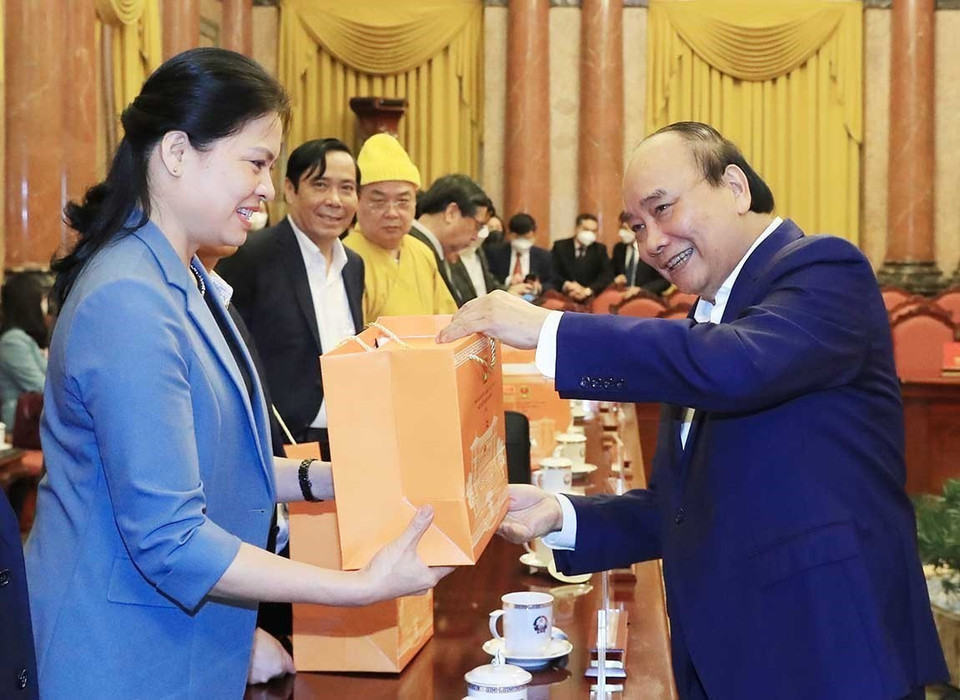 Chủ tịch nước Nguyễn Xuân Phúc tặng quà lưu niệm cho các đại biểu. (Ảnh: Thống Nhất/TTXVN)