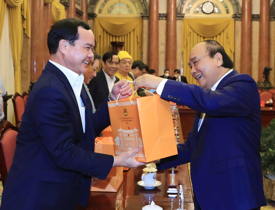 Chủ tịch nước Nguyễn Xuân Phúc tặng quà lưu niệm cho các đại biểu. (Ảnh: Thống Nhất/TTXVN)