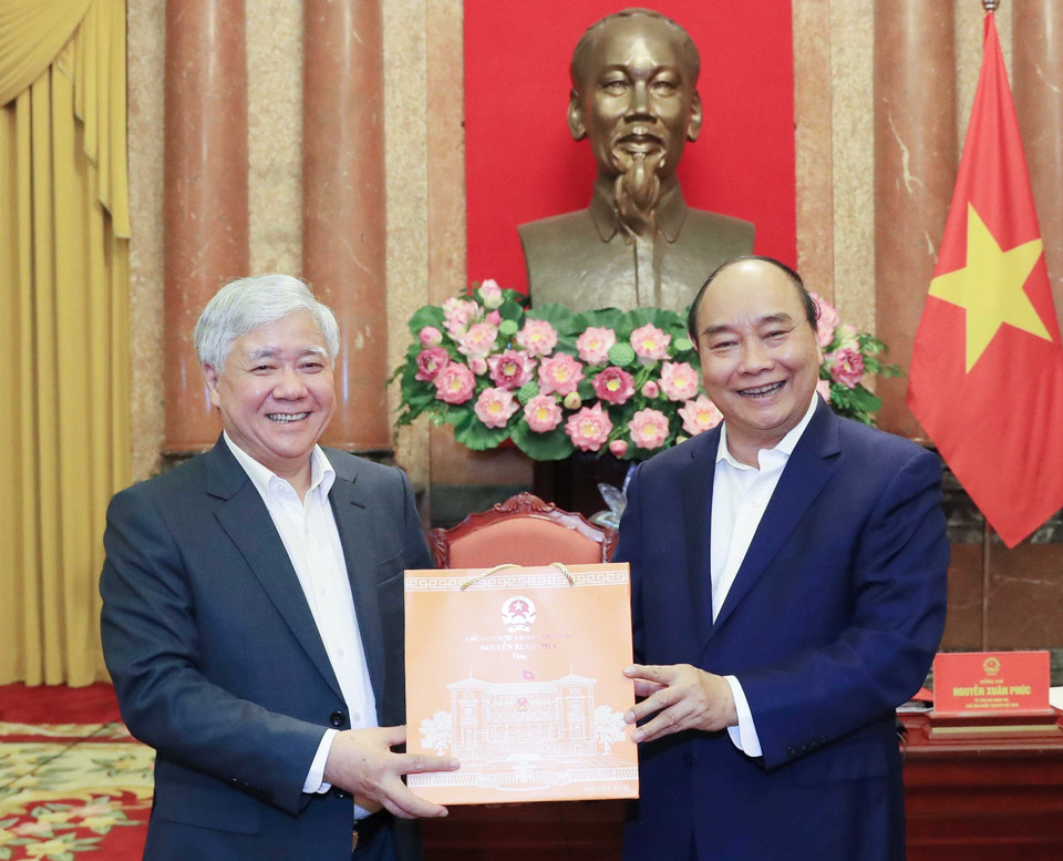 Chủ tịch nước Nguyễn Xuân Phúc và Chủ tịch Ủy ban Trung ương MTTQ Đỗ Văn Chiến tại buổi lễ. (Ảnh: Thống Nhất/TTXVN)