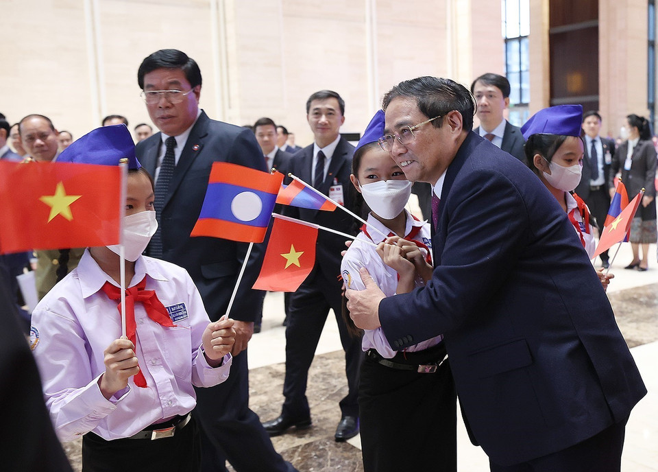 Thủ tướng Phạm Minh Chính với thiếu nhi Lào. (Ảnh: Dương Giang/TTXVN)