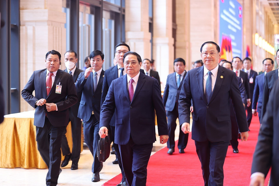 Thủ tướng Phạm Minh Chính và Thủ tướng Lào Sonexay Siphandone đến dự Lễ tổng kết Năm Đoàn kết Hữu nghị Việt Nam-Lào, Lào-Việt Nam 2022. (Ảnh: Dương Giang/TTXVN)