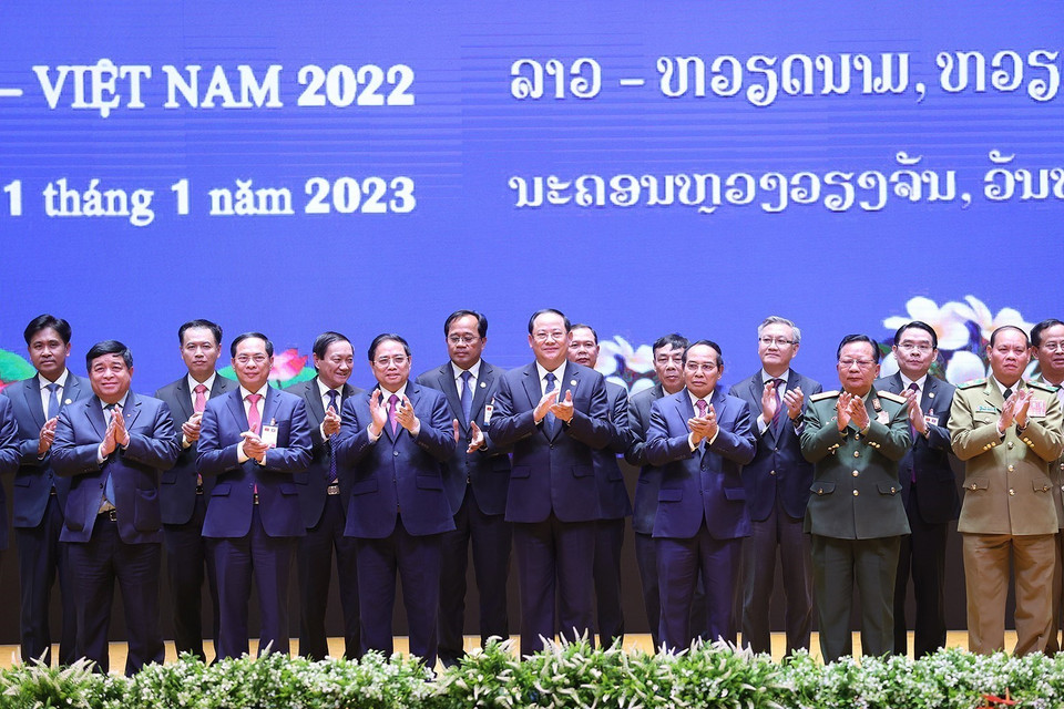 Thủ tướng Phạm Minh Chính và Thủ tướng Lào Sonexay Siphandone cùng các đại biểu tại Lễ tổng kết Năm Đoàn kết Hữu nghị Việt Nam-Lào, Lào-Việt Nam 2022. (Ảnh: Dương Giang/TTXVN)