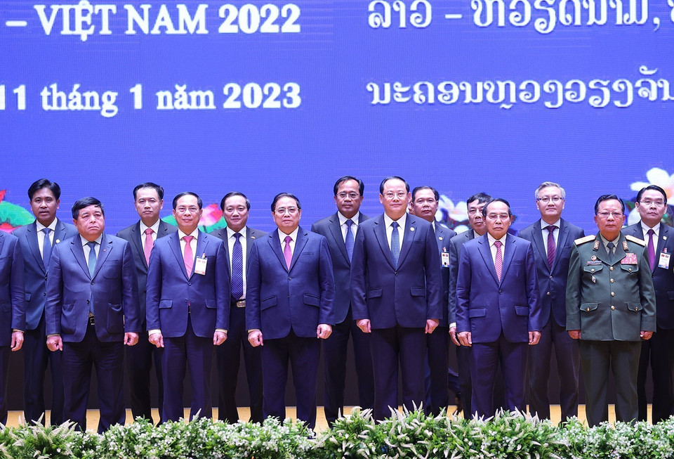 Thủ tướng Phạm Minh Chính và Thủ tướng Lào Sonexay Siphandone cùng các đại biểu tại Lễ tổng kết Năm Đoàn kết Hữu nghị Việt Nam-Lào, Lào-Việt Nam 2022. (Ảnh: Dương Giang/TTXVN)