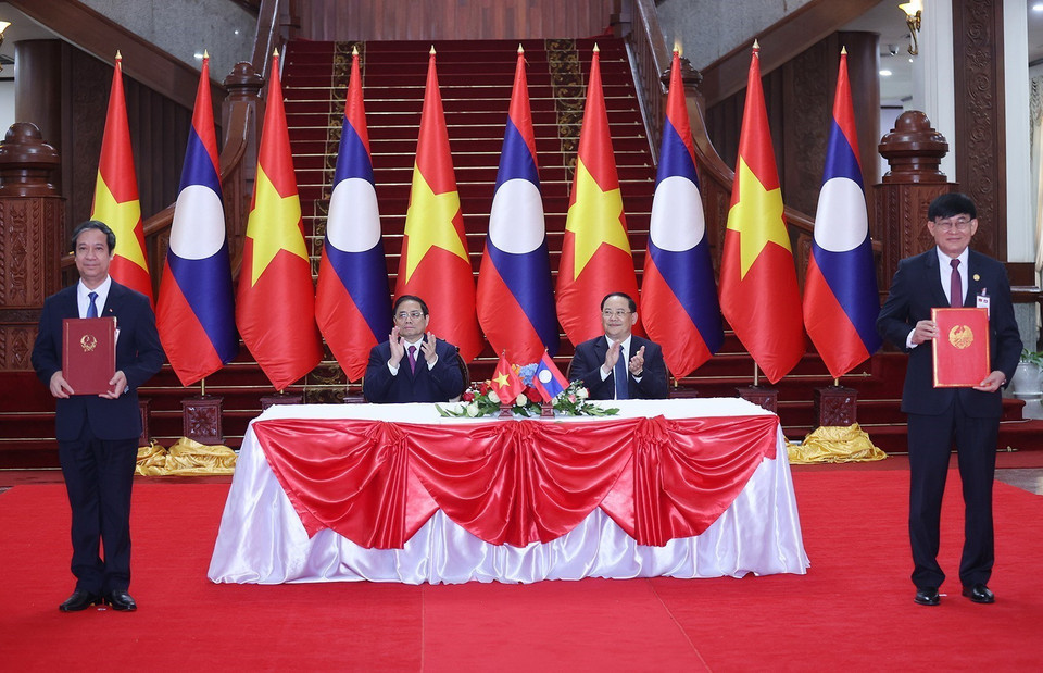 Thủ tướng Phạm Minh Chính và Thủ tướng Lào Sonexay Siphandone chứng kiến lễ ký Nghị định thư về hợp tác đào tạo giữa Chính phủ Việt Nam và Chính phủ Lào. (Ảnh: Dương Giang/TTXVN)