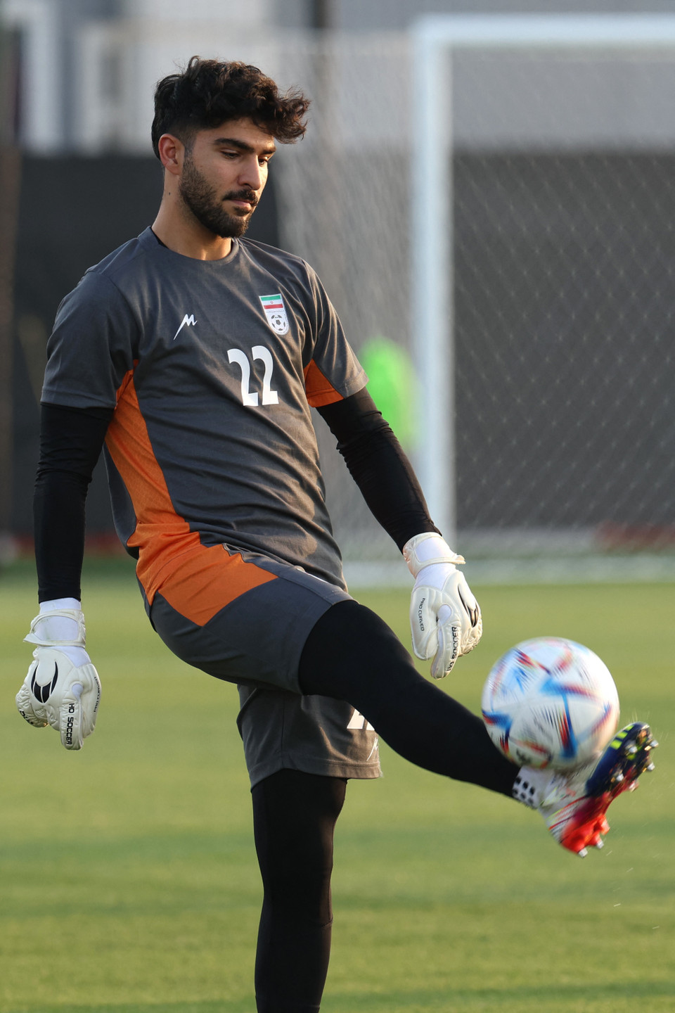 Amir Abedzadeh - cầu thủ 29 tuổi người Iran hiện đang thi đấu cho câu lạc bộ SD Ponferradina (Tây Ban Nha). Amir là một cầu thủ 'nhà nòi' vì cha anh cũng từng là tuyển thủ của Iran. Thủ môn Amir thường xuyên chia sẻ hình ảnh đời thường trên trang Instagram cá nhân có 1 triệu người theo dõi. (Ảnh: AFP/TTXVN)