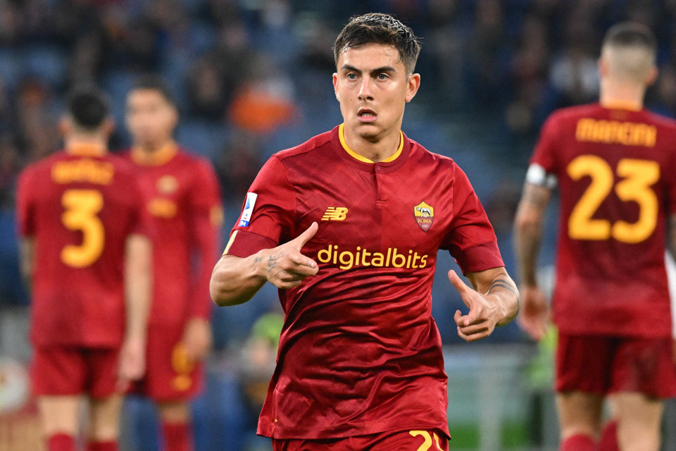 Paulo Dybala - tiền đạo người Argentina sinh năm 1993, thuộc câu lạc bộ Roma tại Serie A (Italy). Paulo Dybala có ngoại hình đậm chất Nam Mỹ và rất cuốn hút. (Ảnh: AFP/TTXVN)