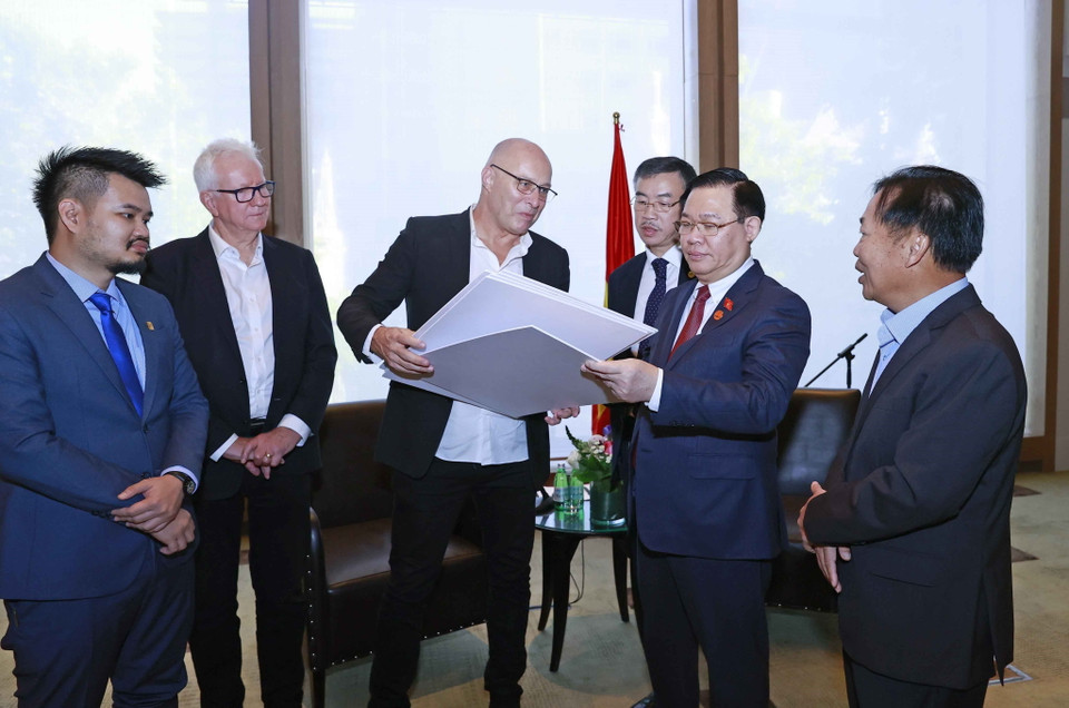 Chủ tịch Quốc hội Vương Đình Huệ trao đổi với đại diện Tập đoàn Linfox, Tập đoàn Elenberg Fraser và Sinclair Brook. (Ảnh: Doãn Tấn/TTXVN)