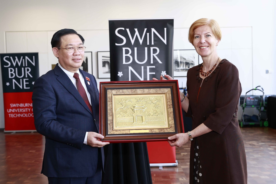 Chủ tịch Quốc hội Vương Đình Huệ trao quà lưu niệm tặng Đại học Swinburne, Australia. (Ảnh: Doãn Tấn/TTXVN)