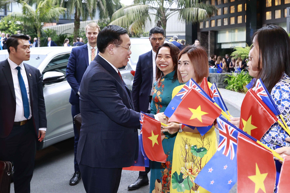 Chủ tịch Quốc hội Vương Đình Huệ cùng đoàn đại biểu cấp cao Quốc hội Việt Nam đến thành phố Auckland, bắt đầu thăm chính thức New Zealand từ ngày 3-7/12. (Ảnh: Doãn Tấn/TTXVN)