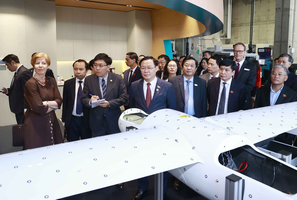 Chủ tịch Quốc hội Vương Đình Huệ Nghe giới thiệu công việc của Đại học Swinburne trong ngành công nghiệp 4.0 cũng như các công nghệ sản xuất tiên tiến. (Ảnh: Doãn Tấn/TTXVN)