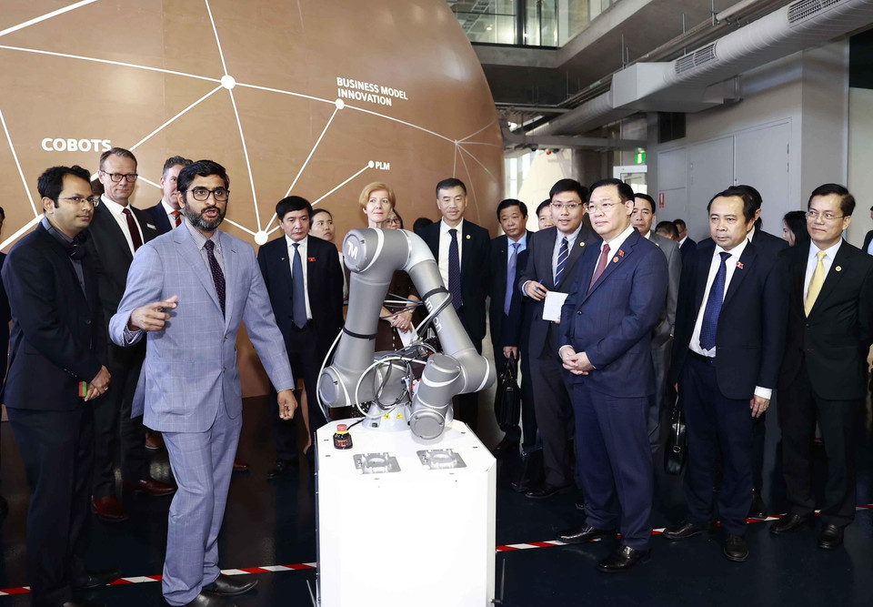 Chủ tịch Quốc hội Vương Đình Huệ nghe giới thiệu công việc của Đại học Swinburne trong ngành công nghiệp 4.0 cũng như các công nghệ sản xuất tiên tiến. (Ảnh: Doãn Tấn/TTXVN)