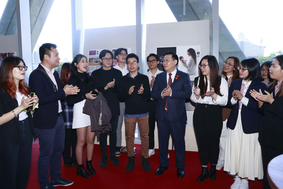 Chủ tịch Quốc hội Vương Đình Huệ trao đổi với sinh viên của trường Đại học Swinburne. (Ảnh: Doãn Tấn/TTXVN)