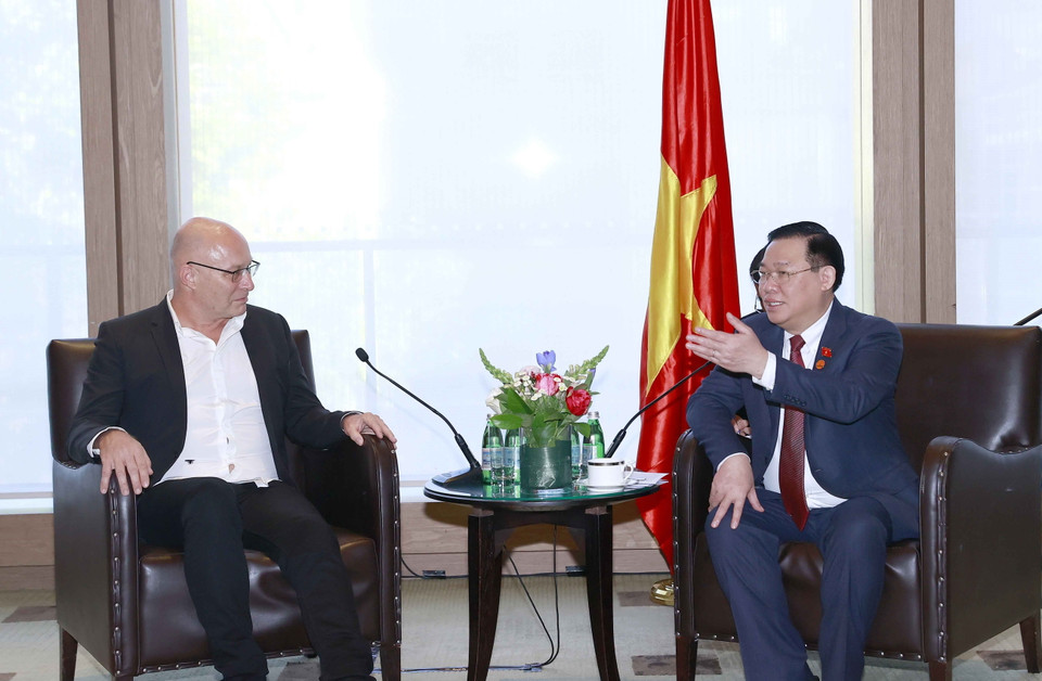 Chủ tịch Quốc hội Vương Đình Huệ tiếp đại diện Tập đoàn Linfox. (Ảnh: Doãn Tấn/TTXVN)