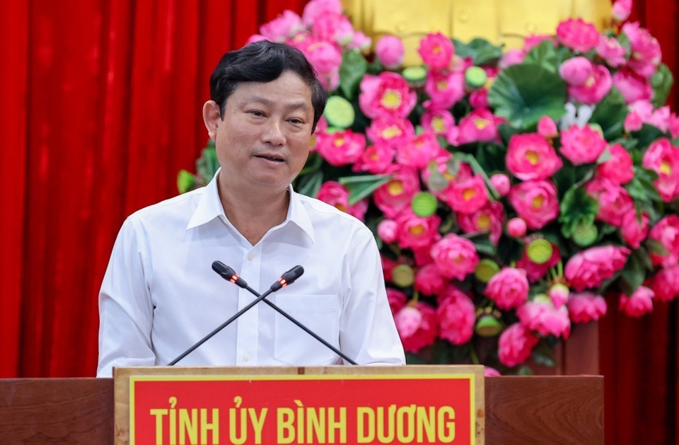 Chủ tịch UBND tỉnh Bình Dương Võ Văn Minh báo cáo tình hình kinh tế-xã hội, quốc phòng-an ninh năm 2022, phương hướng nhiệm vụ năm 2023. (Ảnh: Dương Giang/TTXVN)