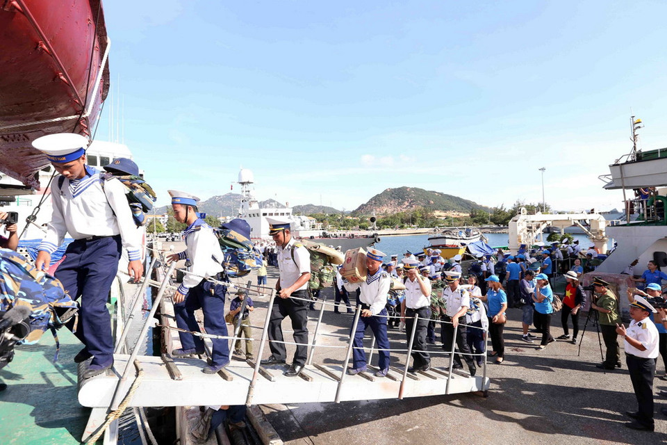 Các chiến sỹ hải quân lên tàu, ra nhận nhiệm vụ tại huyện đảo Trường Sa. (Ảnh: Quang Quyết/TTXVN)