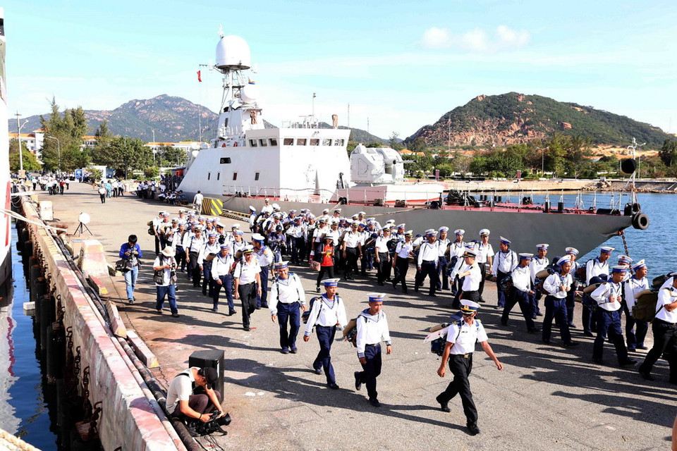 Các chiến sỹ hải quân phấn khởi lên đường ra nhận nhiệm vụ tại huyện đảo Trường Sa. (Ảnh: Quang Quyết/TTXVN)