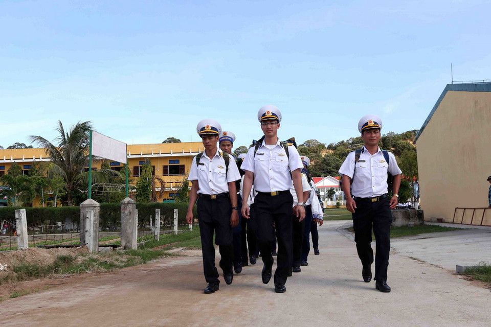 Các chiến sỹ hải quân phấn khởi lên đường ra nhận nhiệm vụ tại huyện đảo Trường Sa. (Ảnh: Quang Quyết/TTXVN)