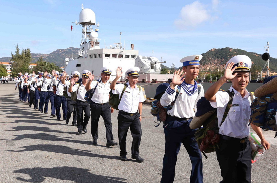 Các chiến sỹ hải quân phấn khởi lên đường ra nhận nhiệm vụ tại huyện đảo Trường Sa. (Ảnh: Quang Quyết/TTXVN)