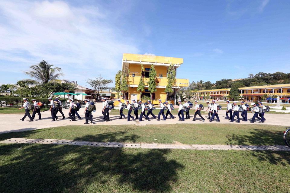 Các chiến sỹ hải quân phấn khởi lên đường ra nhận nhiệm vụ tại huyện đảo Trường Sa. (Ảnh: Quang Quyết/TTXVN)