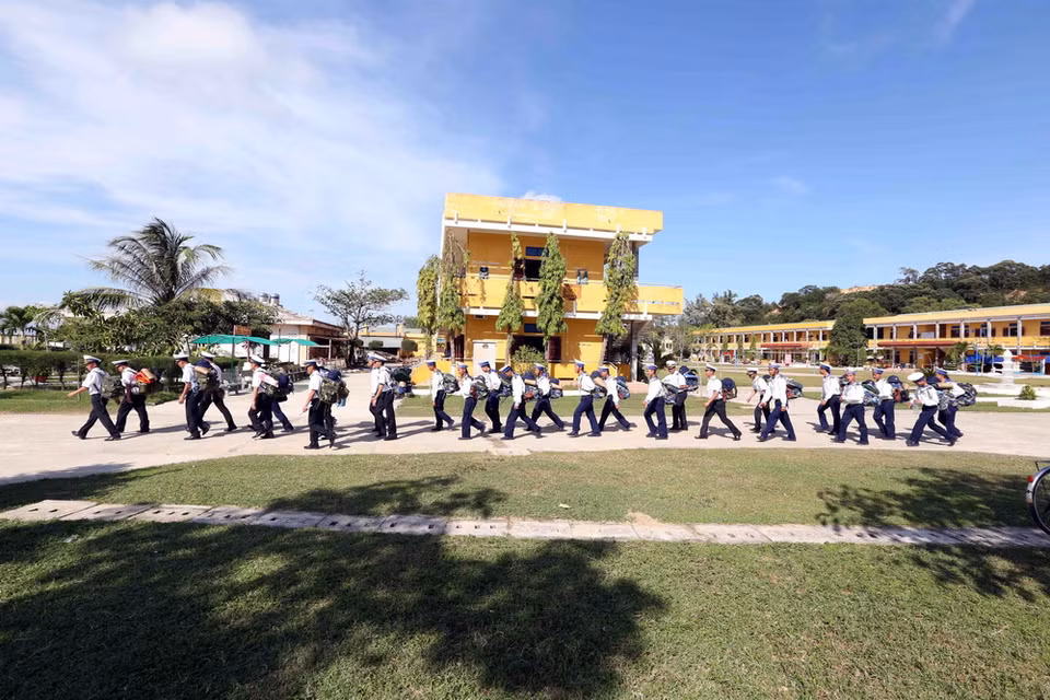 Các chiến sỹ hải quân phấn khởi lên đường ra nhận nhiệm vụ tại huyện đảo Trường Sa. (Ảnh: Quang Quyết/TTXVN)