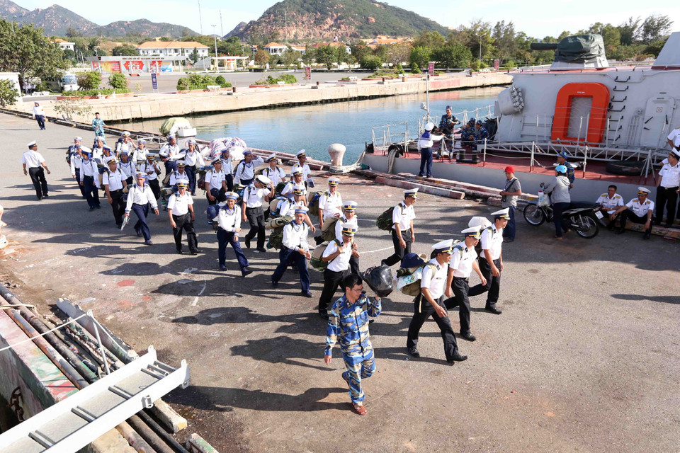 Các chiến sỹ hải quân lên tàu, ra nhận nhiệm vụ tại huyện đảo Trường Sa. (Ảnh: Quang Quyết/TTXVN)